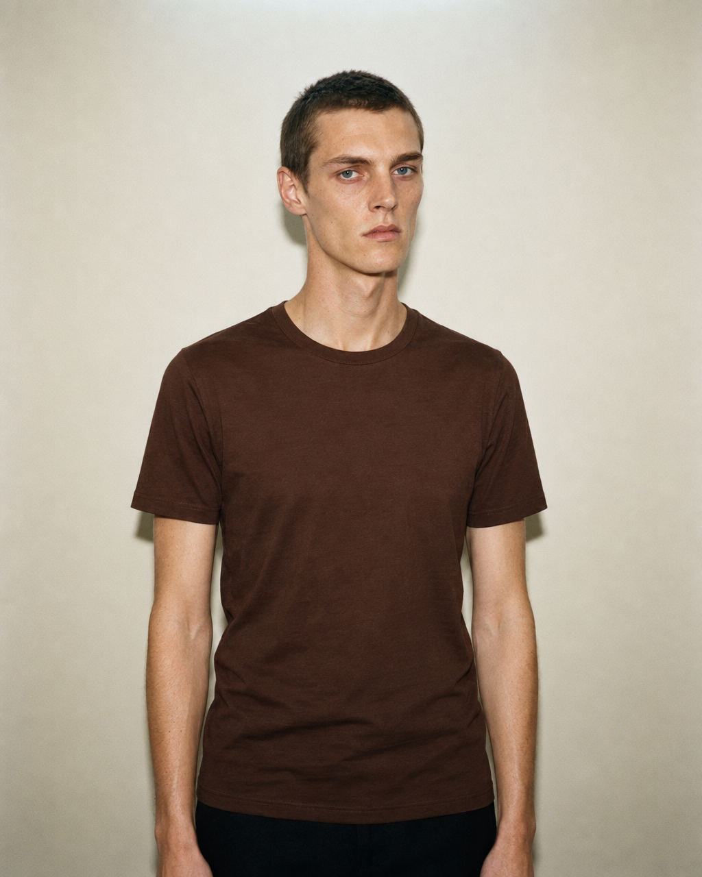 Model wearing the men's Umber Mello Blend T-shirt, straight front view